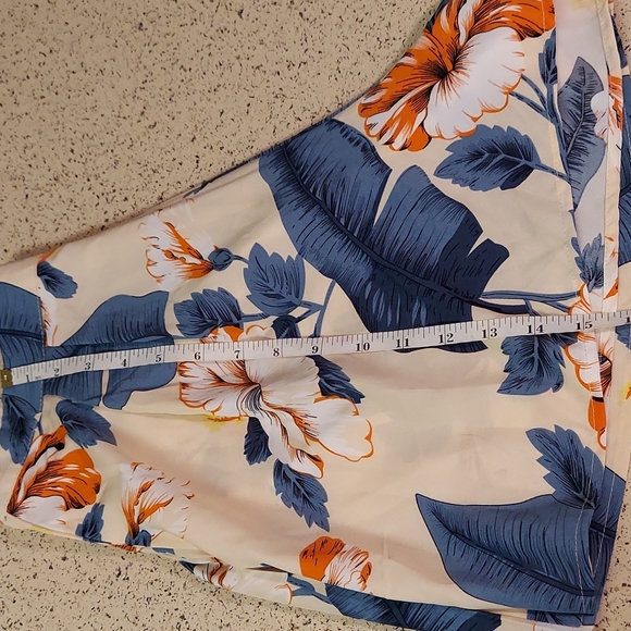 Off Shoulder Tropical Top & Wrap Hem Shorts, size S - Picture 17 of 17